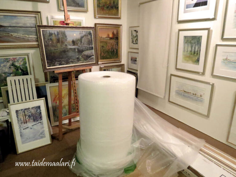 Kuplamuovia kuluu vuodessa kaksi isoa rullaa. Se on parasta suojaa tauluille.