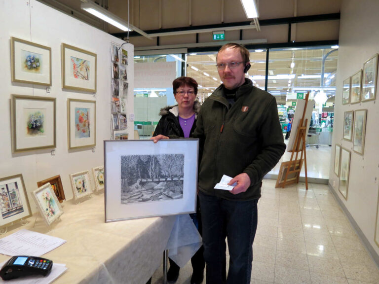 Asiakas on noutamassa taidenäyttelystäni ostamaansa taulua